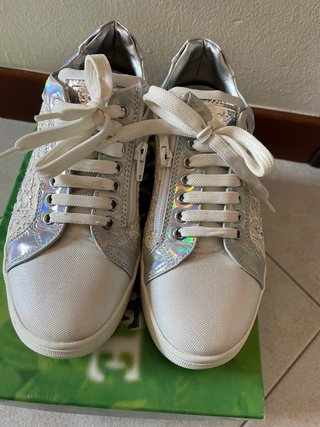 Sneakers bianche e argento con zip