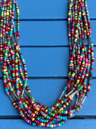 Collar de cuentas multicolor