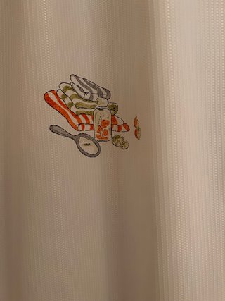 Dos Cortinas de baño +alfombra a juego.
