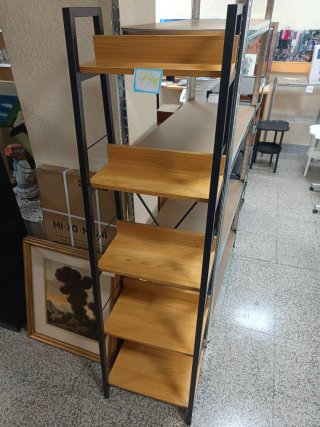 Estantería metálica y madera