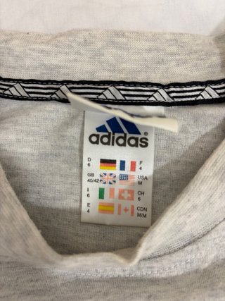 Camiseta Adidas Gris con Rayas