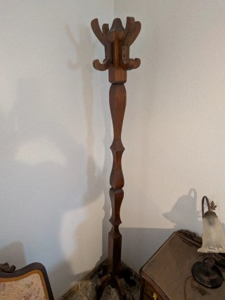 2 Percheros de pie de madera oscuro.