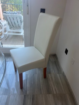 Mesa de cristal con base y sillas