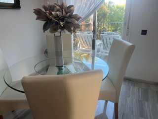 Mesa de cristal con base y sillas