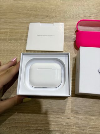 Airpods Pro 3 con fundas rosa y verde