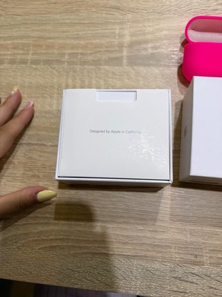 Airpods Pro 3 con fundas rosa y verde