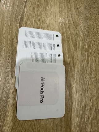 Airpods Pro 3 con fundas rosa y verde
