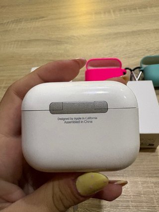 Airpods Pro 3 con fundas rosa y verde