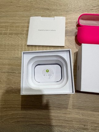 Airpods Pro 3 con fundas rosa y verde