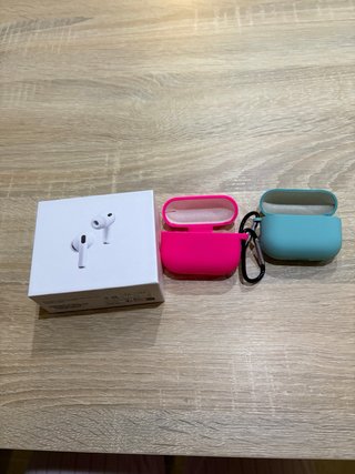 Airpods Pro 3 con fundas rosa y verde