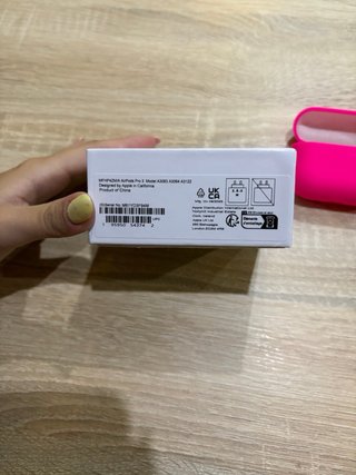 Airpods Pro 3 con fundas rosa y verde
