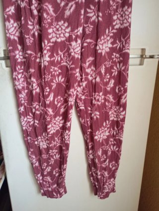 Pantalones estampados rosas y blancos
