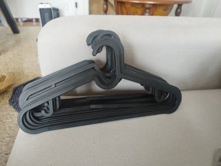19 Perchas de Plástico Negras