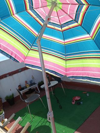 Sombrilla de playa a rayas