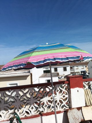 Sombrilla de playa a rayas