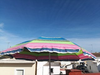 Sombrilla de playa a rayas