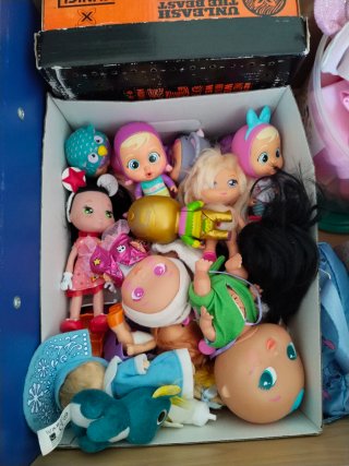 Lote de muñecas y accesorios