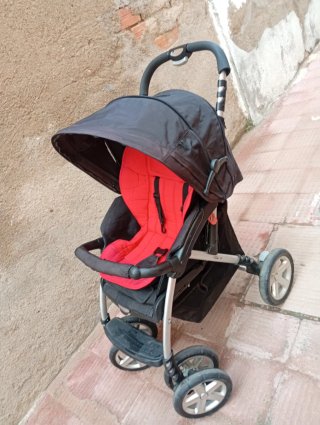 Carro de bebé rojo con sombrilla