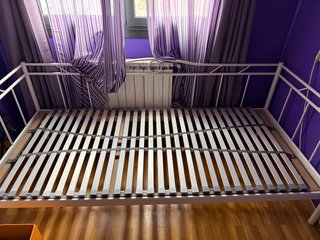 Diván blanco de metal y madera