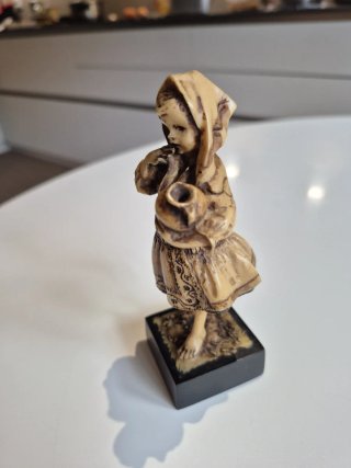Figura antigua niña con cántaro marfil