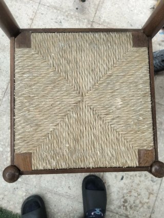 Silla de madera y mimbre
