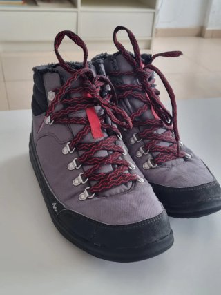 Botas Quechua grises y negras