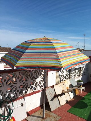 Sombrilla de playa a rayas