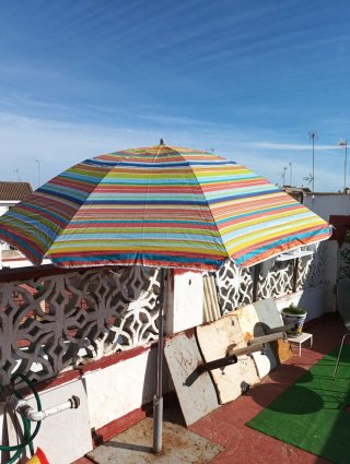 Sombrilla de playa a rayas
