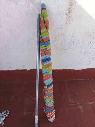 Sombrilla de playa a rayas