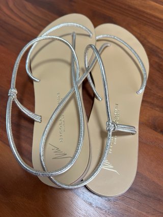 Sandalias planas T40/41 Beige y Plateadas
