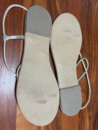 Sandalias planas T40/41 Beige y Plateadas