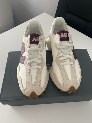 Zapatillas New Balance Beige y granate.