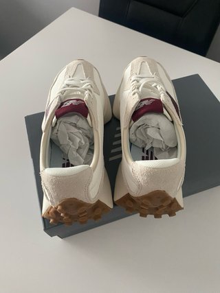Zapatillas New Balance Beige y granate.