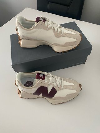 Zapatillas New Balance Beige y granate.