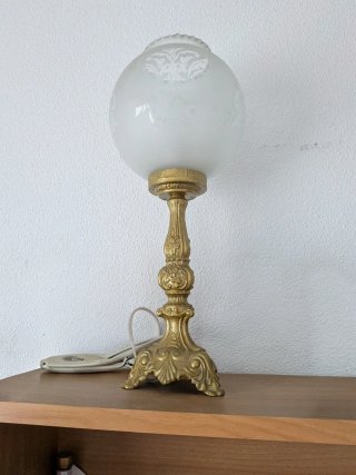 Lámpara de mesa antigua dorada