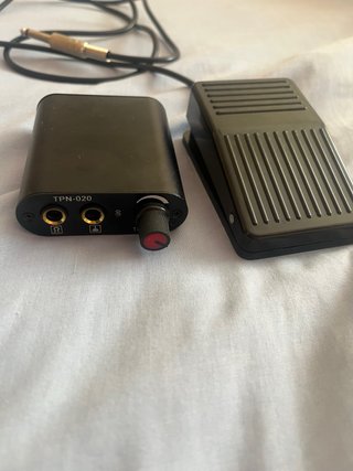 fuente de alimentación y pedal para tatuaje