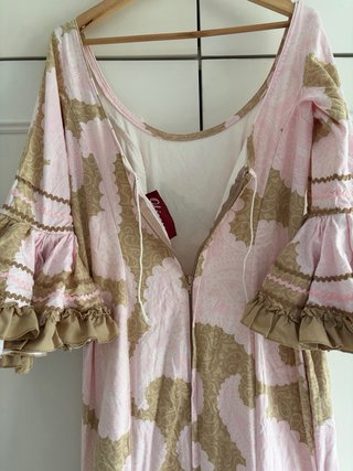 Traje de flamenca rosa y beige