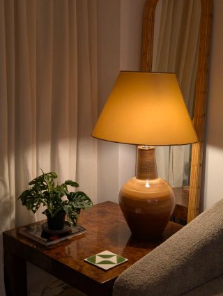 Elegante mesa de centro de madera de raíz.