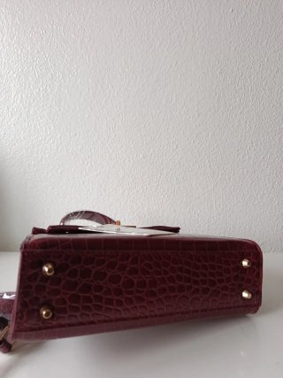 Bolso de mano rojo tipo cocodrilo