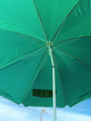 Sombrilla verde para playa