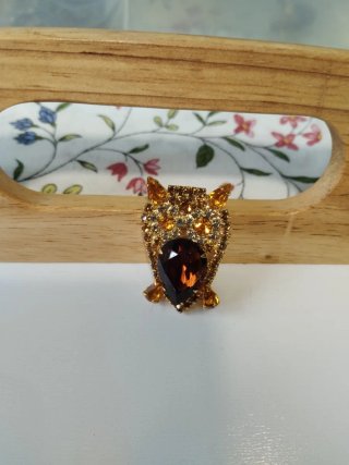 Broche pequeño cristal marrón búho.