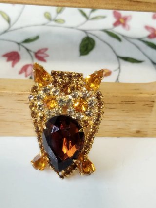 Broche pequeño cristal marrón búho.