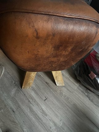 Banco acolchado cuero marrón patas madera