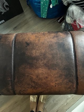 Banco acolchado cuero marrón patas madera