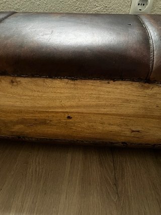 Banco acolchado cuero marrón patas madera