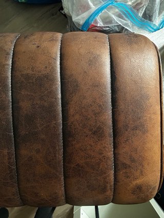 Banco acolchado cuero marrón patas madera