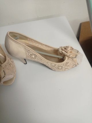 Zapatos tacón beige/dorado talla 39