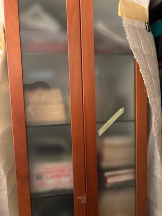 Mobile bagno rosso con lavabo e specchiera