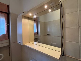 Mobile bagno rosso con lavabo e specchiera