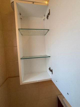 Mobile bagno rosso con lavabo e specchiera